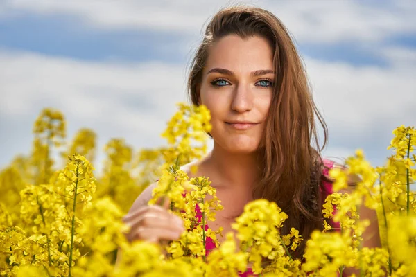 一个美丽的高加索金发女人的肖像 蓝眼睛 在开花结果的水牛田里 — 图库照片