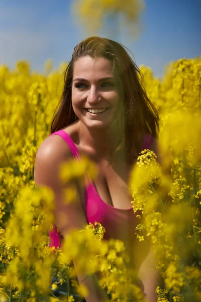 한카놀라 밭에서 아름다운 여자의 — 스톡 사진