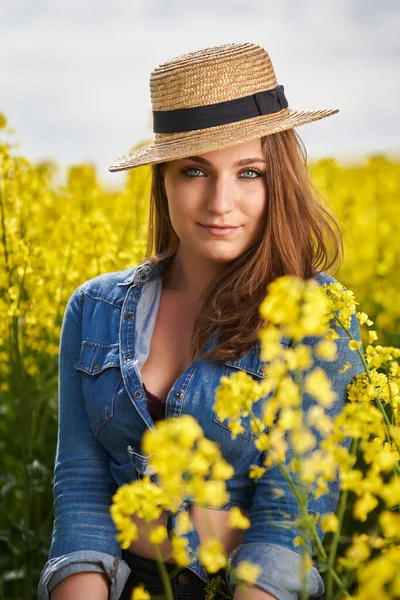 Detailní Portrét Krásné Kavkazské Blondýny Modrýma Očima Kanolovém Poli Plném — Stock fotografie