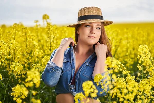 Kanola Tarlasında Mavi Gözlü Güzel Beyaz Bir Sarışının Portresi Çiçek — Stok fotoğraf