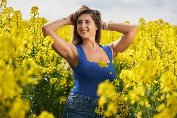 Çiçek Açan Kanola Tarlasında Güzel Şehvetli Sarışın Spanyol Kadın Göz — Stok fotoğraf