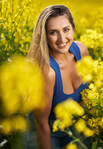 美丽而性感的金发碧眼的女人在盛开的油菜花地里 迷人的肖像 — 图库照片