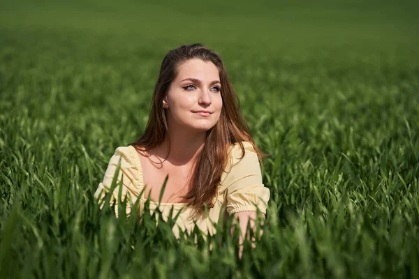 Rozmiar Biały Kobieta Siedzi Zielonym Polu Pszenicy — Zdjęcie stockowe