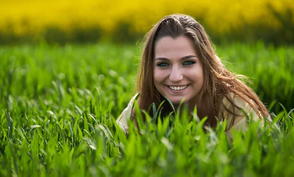 プラスサイズCaucasian女性に座って緑の小麦畑 — ストック写真