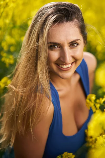 Mulher Hispânica Loira Sensual Bonita Campo Canola Florescente Retrato Glamour — Fotografia de Stock