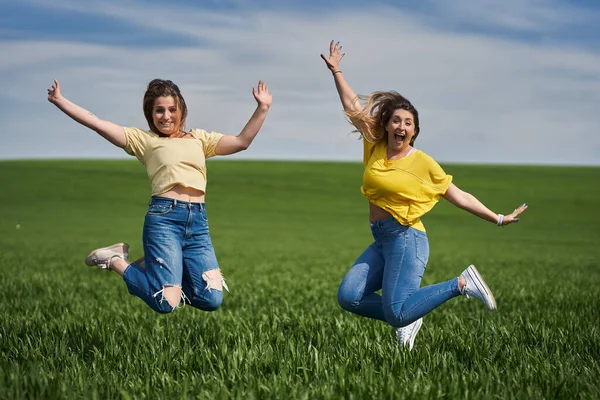 Dos Chicas Grandes Saltando Alegría Divirtiéndose Campo Trigo — Foto de Stock
