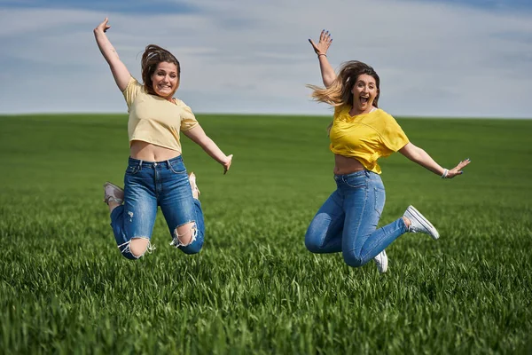 Δύο Κορίτσια Συν Μέγεθος Άλμα Για Χαρά Και Διασκέδαση Ένα — Φωτογραφία Αρχείου