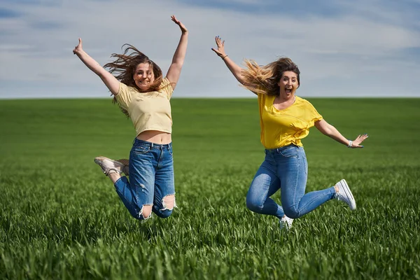 Dos Chicas Grandes Saltando Alegría Divirtiéndose Campo Trigo — Foto de Stock