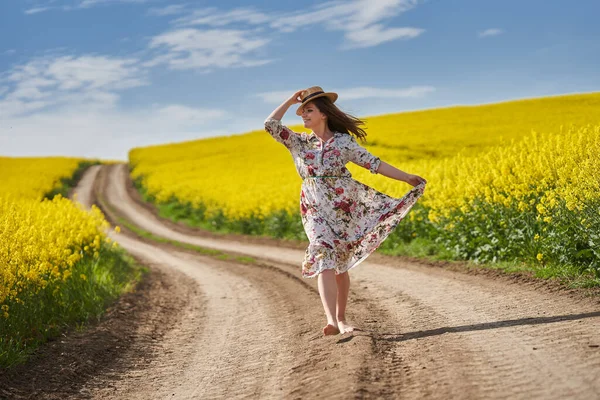 Size Gorgeous Woman Floral Dress Running Dancing Barefoot Dirt Road — Stock Photo, Image