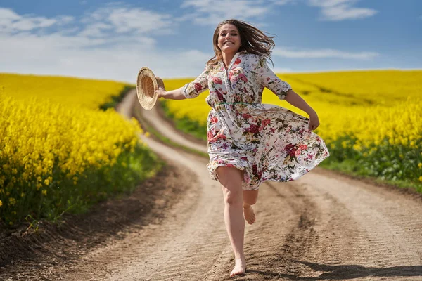 Size Шикарная Женщина Цветочном Платье Бегает Танцует Баритон Проселочной Дороге — стоковое фото