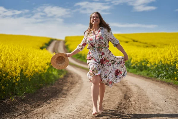 Size Hinreißende Frau Einem Floralen Kleid Läuft Und Tanzt Barfuß — Stockfoto