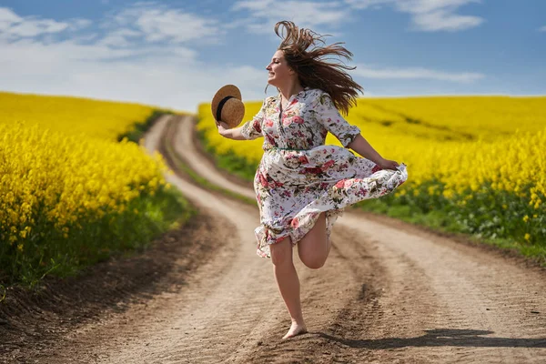 Плюс Розмір Чудова Жінка Квітковій Сукні Бігає Танцює Босоніж Брудній — стокове фото