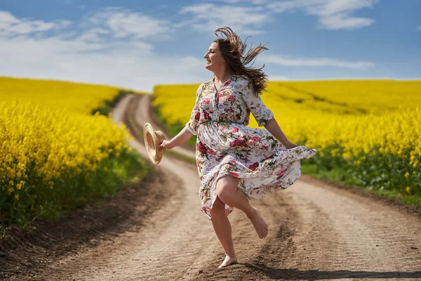 Velikost Nádherná Žena Květinových Šatech Běh Tanec Bosý Prašné Cestě — Stock fotografie