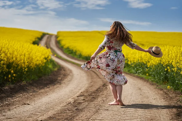 Plusz Egy Gyönyörű Virágos Ruhában Mezítláb Fut Táncol Egy Földúton — Stock Fotó