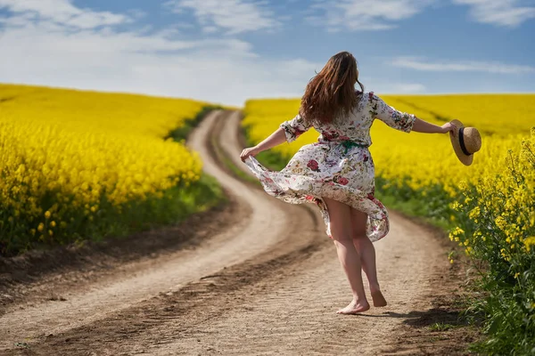 Plusz Egy Gyönyörű Virágos Ruhában Mezítláb Fut Táncol Egy Földúton — Stock Fotó