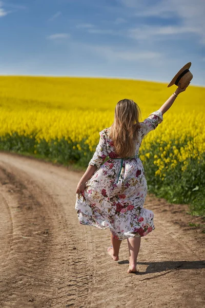 Romantický Krásný Blondýny Hispánský Mladá Žena Květinových Šatech Chůze Bosá — Stock fotografie