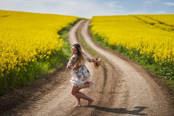 Romântico Bela Loira Hispânica Jovem Mulher Vestido Floral Andando Descalço — Fotografia de Stock
