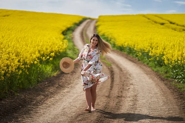 Romantikus Gyönyörű Szőke Latin Fiatal Virágos Ruhában Mezítláb Sétál Egy — Stock Fotó