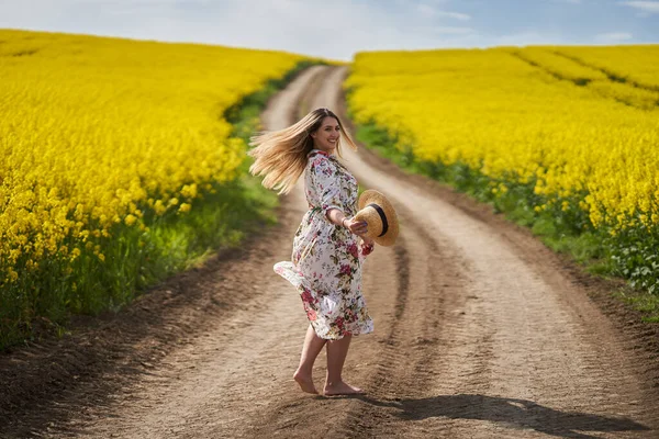 Romantisk Vacker Blond Latinamerikansk Ung Kvinna Blommig Klänning Promenader Barfota — Stockfoto