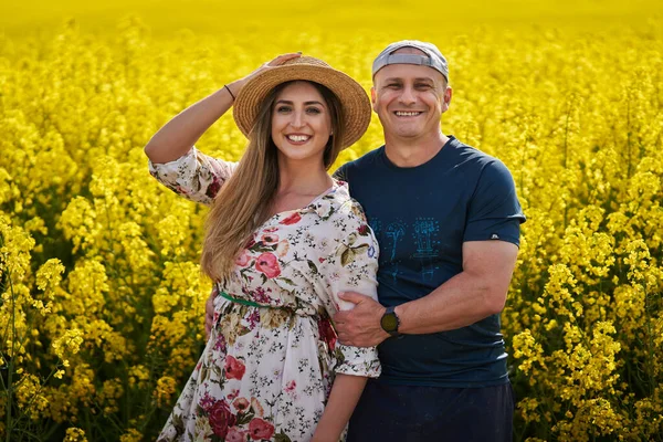 Lyckliga Bönder Par Står Tillsammans Vid Blomstrande Raps Fält — Stockfoto