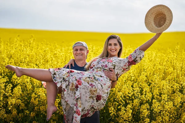Lyckliga Bönder Par Står Tillsammans Vid Blomstrande Raps Fält — Stockfoto