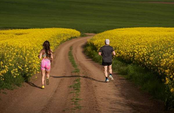 Couple Runners Running Hilly Course Dirt Track Canola Field — Stock Photo, Image