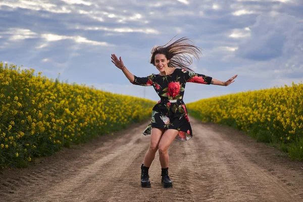 Πορτρέτο Μιας Όμορφης Ισπανικής Νεαρής Γυναίκας Λουλουδάτο Φόρεμα Ένα Χωράφι — Φωτογραφία Αρχείου