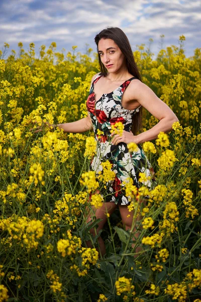 Retrato Una Hermosa Joven Hispana Vestido Floral Campo Canola Final —  Fotos de Stock