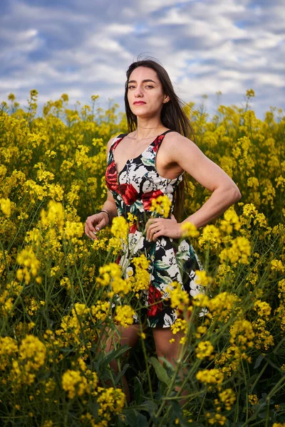 Portré Egy Gyönyörű Spanyol Fiatal Nőről Virágos Ruhában Egy Reptéren — Stock Fotó