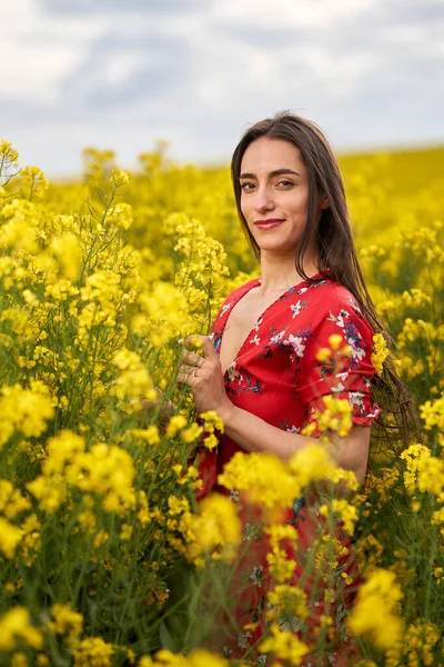 Portret Van Een Mooie Spaanse Jonge Vrouw Bloemenjurk Een Canola — Stockfoto