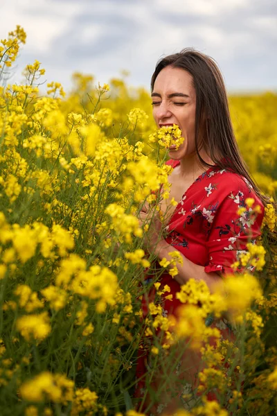 Portrét Krásné Hispánské Mladé Ženy Květinových Šatech Kanolovém Poli Konci — Stock fotografie