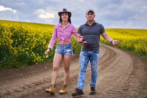 Farmers Couple Examining Canola Fields Full Bloom — Stock Photo, Image
