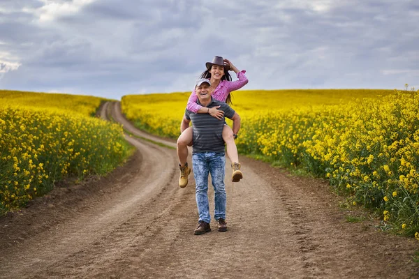 Fazendeiro Feliz Dando Sua Esposa Passeio Piggyback Uma Estrada Através — Fotografia de Stock
