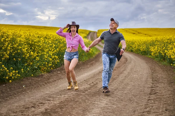 Счастливая Пара Фермеров Забавной Прогулке Полю Канолы — стоковое фото