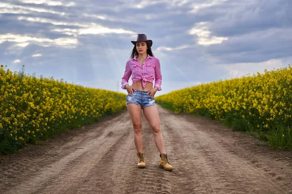 반바지를 격자무늬 셔츠를 모자를 아름다운 농부가 밭에서 — 스톡 사진