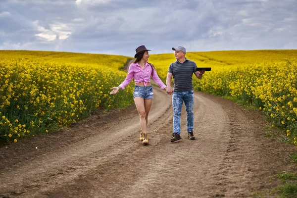 Couple Agriculteurs Examinant Les Champs Canola Pleine Floraison — Photo