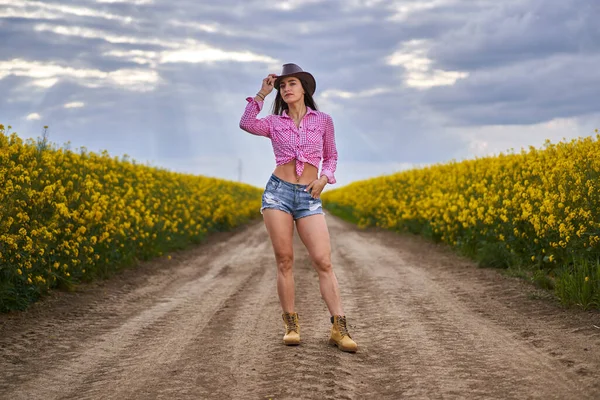 Vacker Ung Latino Bonde Kvinna Shorts Rutig Skjorta Och Hatt — Stockfoto