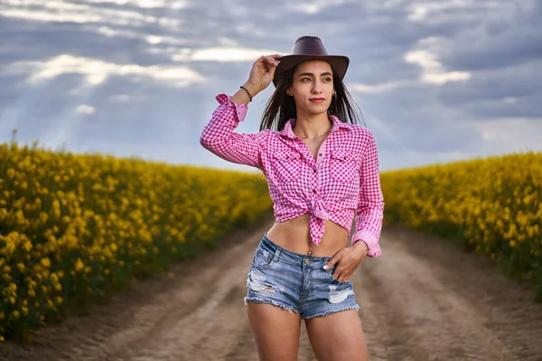 Belle Jeune Agricultrice Latino Short Chemise Carreaux Chapeau Debout Dans — Photo