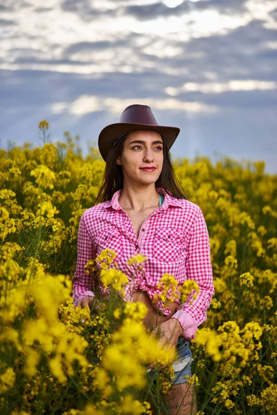 Красивая Молодая Латиноамериканка Шортах Клетчатой Рубашке Шляпе Стоящая Поле Канолы — стоковое фото
