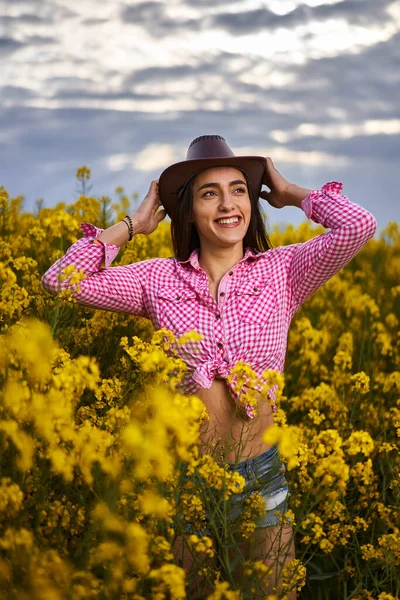 Beautiful Young Latino Farmer Woman Shorts Plaid Shirt Hat Standing — Stock Photo, Image