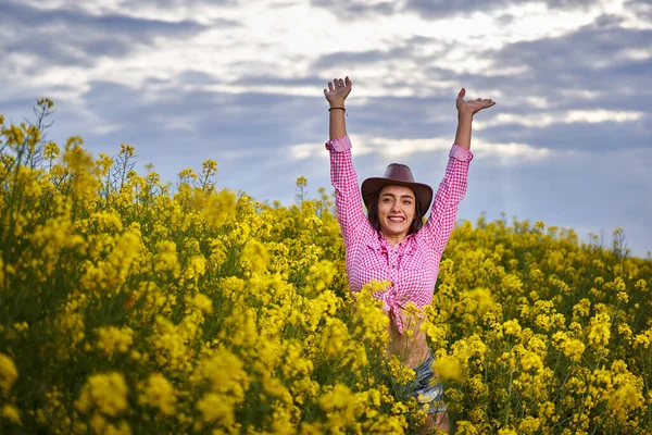 Krásná Mladá Latinskoamerická Farmářka Šortkách Kostkované Košili Klobouku Stojící Kanolovém — Stock fotografie
