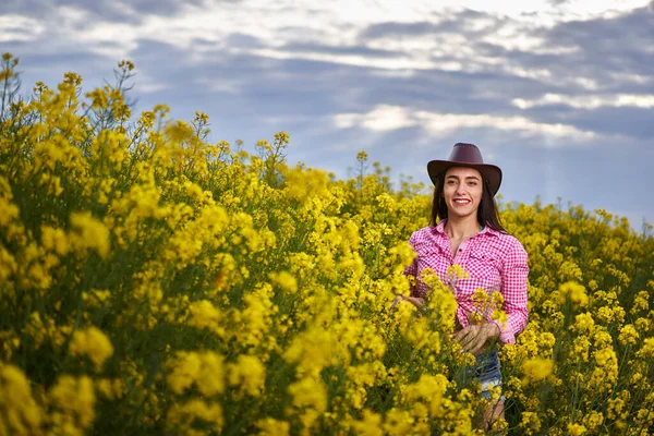 Linda Jovem Agricultor Latino Mulher Shorts Camisa Xadrez Chapéu Campo — Fotografia de Stock