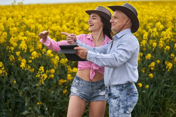 Farmers Couple Examining Canola Fields Full Bloom — Stock Photo, Image