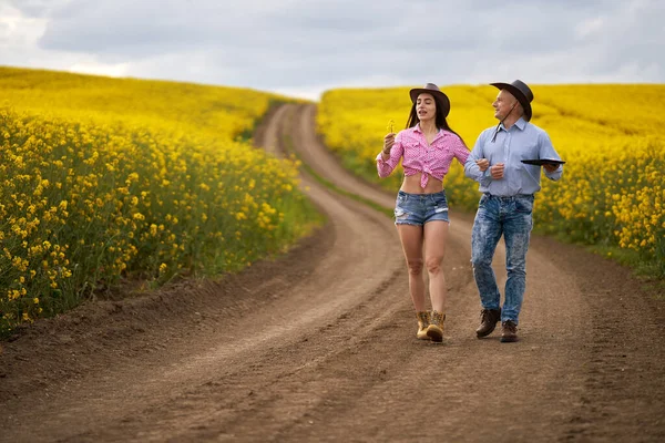 Jordbrukare Par Undersöker Raps Fälten Full Blom — Stockfoto