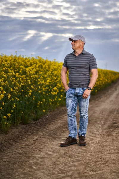 Porträt Eines Bauern Auf Seiner Rapsplantage Auf Dem Feld — Stockfoto