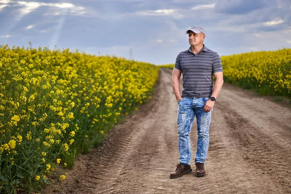 Retrato Agricultor Sua Plantação Canola Campo — Fotografia de Stock