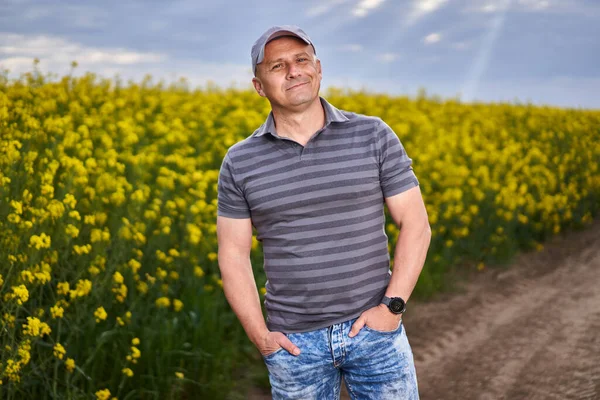 Tarladaki Kanola Çiftliğinde Bir Çiftçinin Portresi — Stok fotoğraf