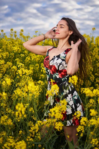 Baharın Sonunda Bir Kanola Tarlasında Çiçeklerle Süslenmiş Güzel Bir Spanyol — Stok fotoğraf