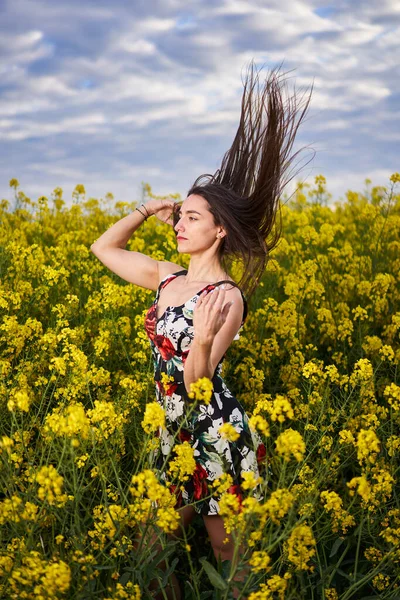Retrato Uma Bela Jovem Hispânica Vestido Floral Campo Canola Final — Fotografia de Stock