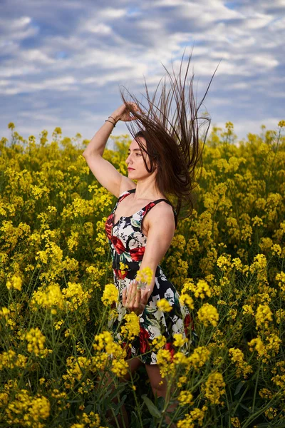 Portret Pięknej Latynoskiej Młodej Kobiety Kwiatowej Sukience Polu Rzepakowym Pod — Zdjęcie stockowe